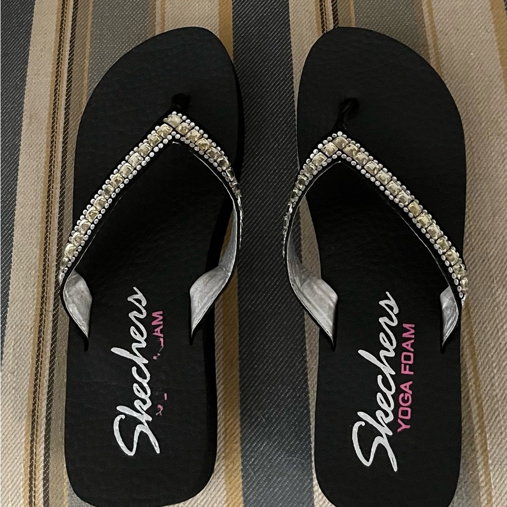Skechers Yoga Foam Women’s Size 8 Bedazzled Flip Flops